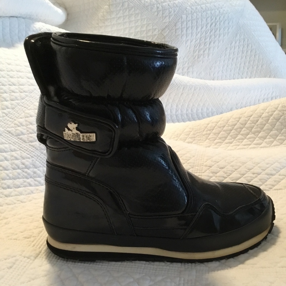 BLACK PATENT SNOW BOOTS🖤